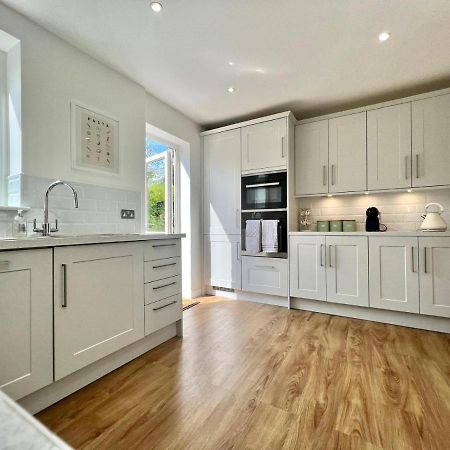 Family Home In Hampshire - Sleeps Up To 9 People With 3 Parking Spaces Winchester Extérieur photo
