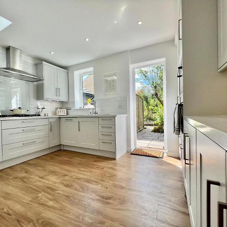 Family Home In Hampshire - Sleeps Up To 9 People With 3 Parking Spaces Winchester Extérieur photo