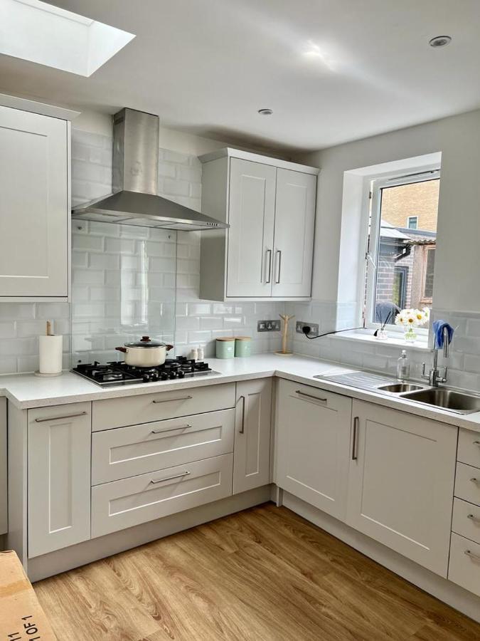 Family Home In Hampshire - Sleeps Up To 9 People With 3 Parking Spaces Winchester Extérieur photo
