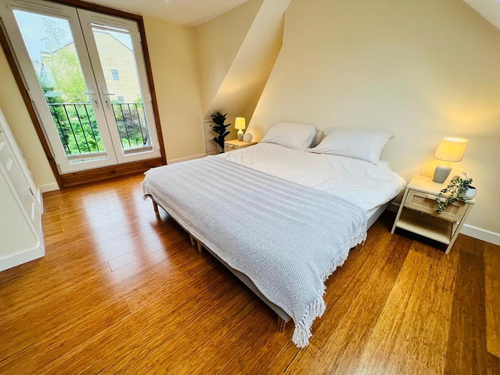 Family Home In Hampshire - Sleeps Up To 9 People With 3 Parking Spaces Winchester Extérieur photo