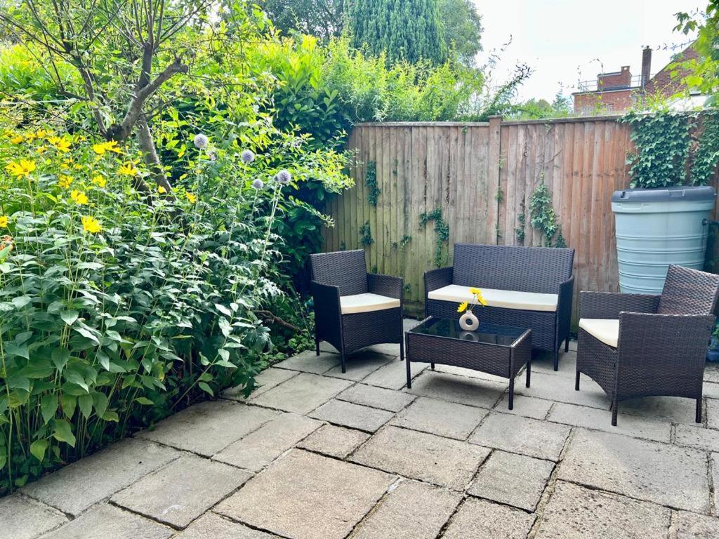 Family Home In Hampshire - Sleeps Up To 9 People With 3 Parking Spaces Winchester Extérieur photo