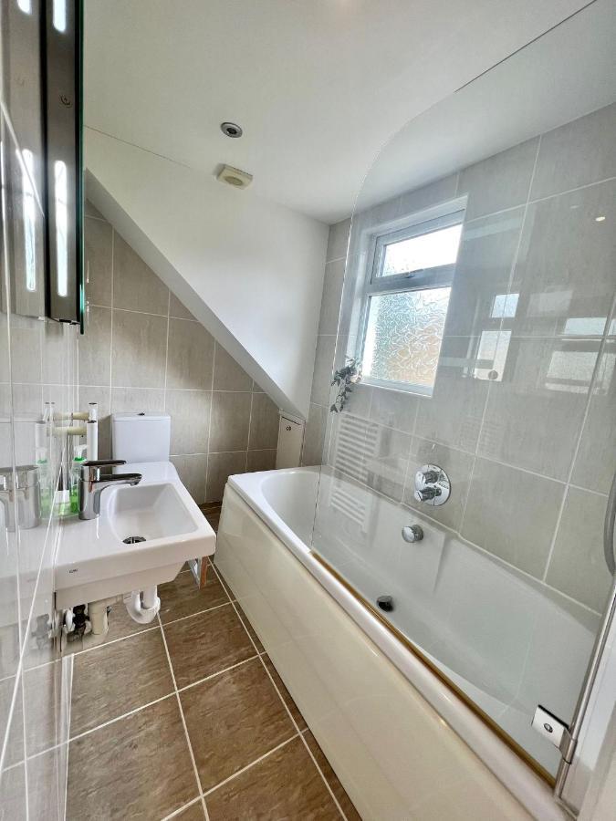 Family Home In Hampshire - Sleeps Up To 9 People With 3 Parking Spaces Winchester Extérieur photo