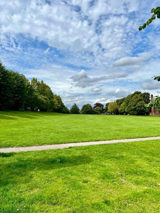 Family Home In Hampshire - Sleeps Up To 9 People With 3 Parking Spaces Winchester Extérieur photo