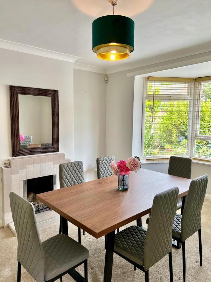 Family Home In Hampshire - Sleeps Up To 9 People With 3 Parking Spaces Winchester Extérieur photo