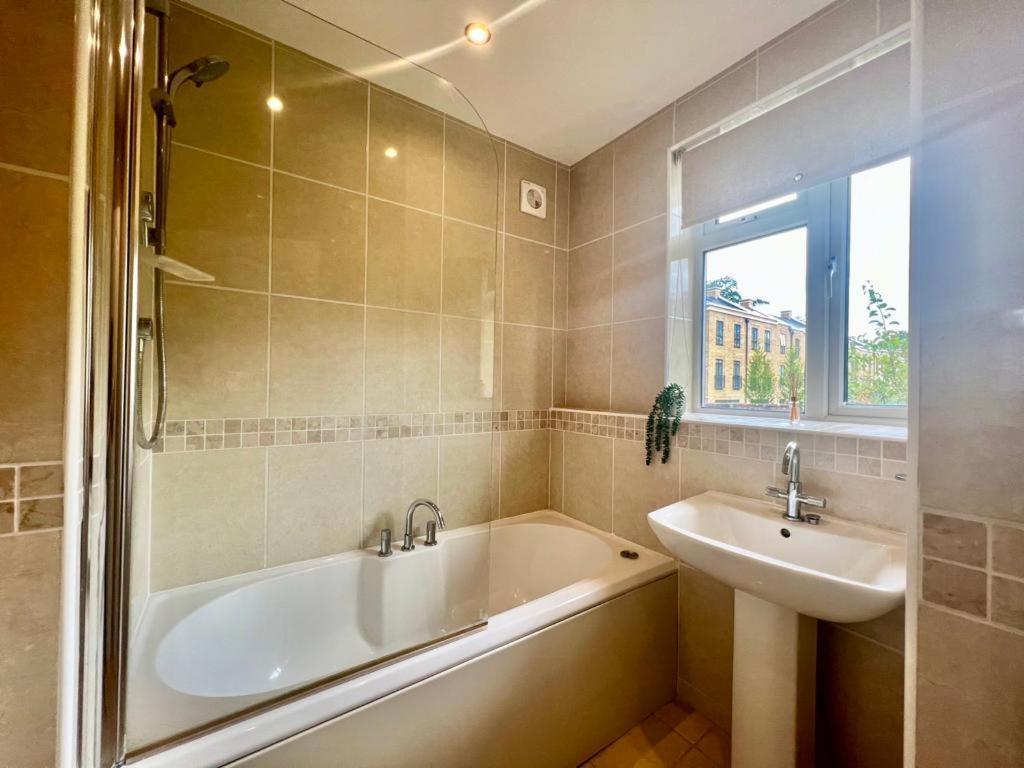 Family Home In Hampshire - Sleeps Up To 9 People With 3 Parking Spaces Winchester Extérieur photo